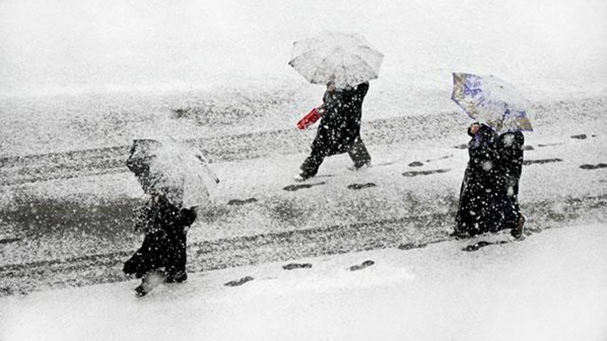 İstanbul'da kar yağışı başladı! Uyarı üstüne uyarı geldi