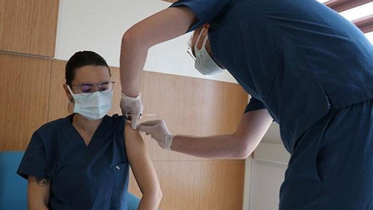 Aşılamanın ilk gününde 285 bin sağlık çalışanına aşı yapıldı