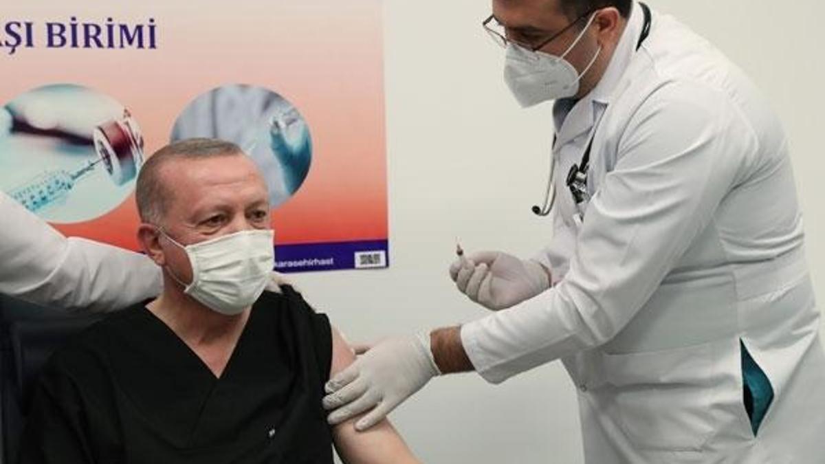 İşte Cumhurbaşkanı Erdoğan'a aşı yapan doktor!