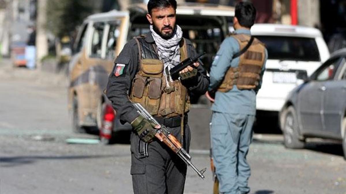 Afganistan'da 3 polis 12 meslektaşını öldürdü