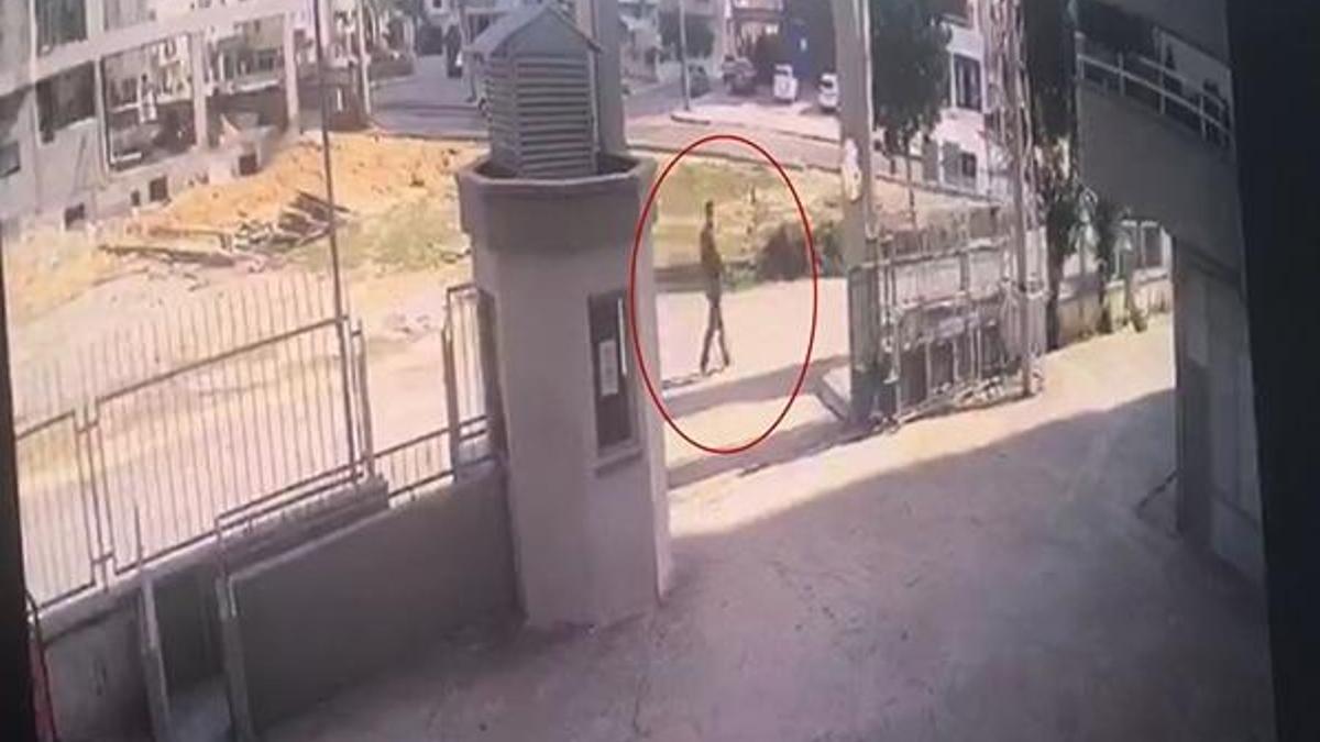Evlerin kapı kilitlerini çalıyordu! Evinde yakalandı
