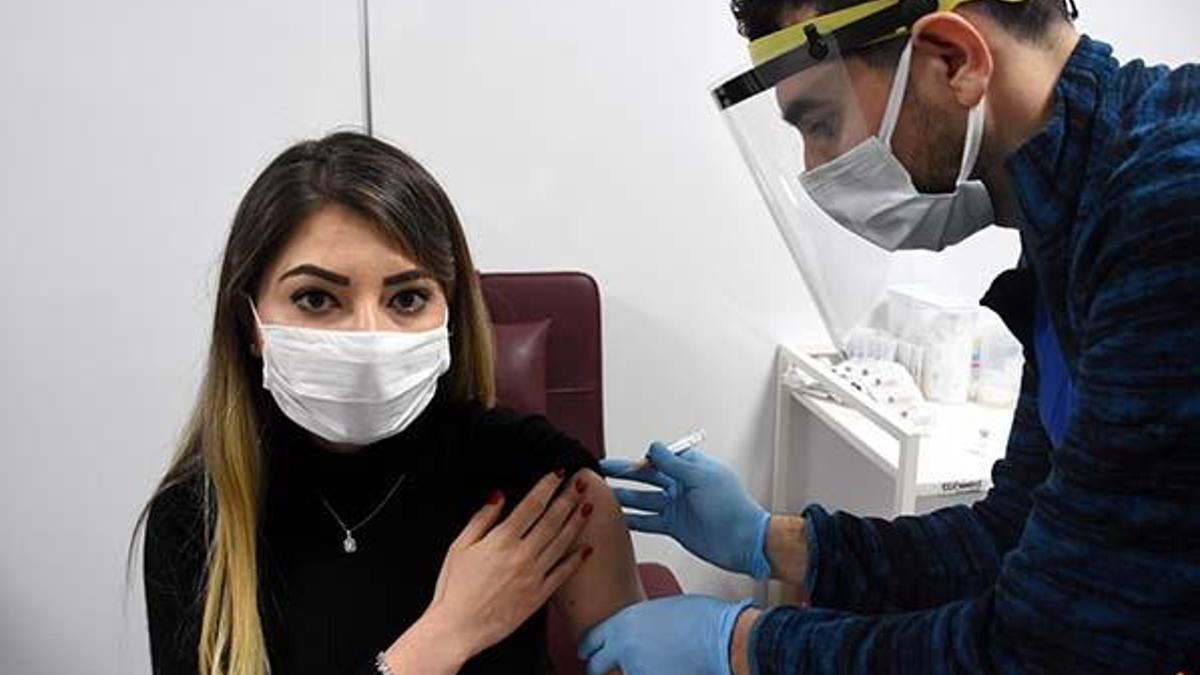 Aşı yaptıran sağlık çalışanı sayısı 650 bini geçti