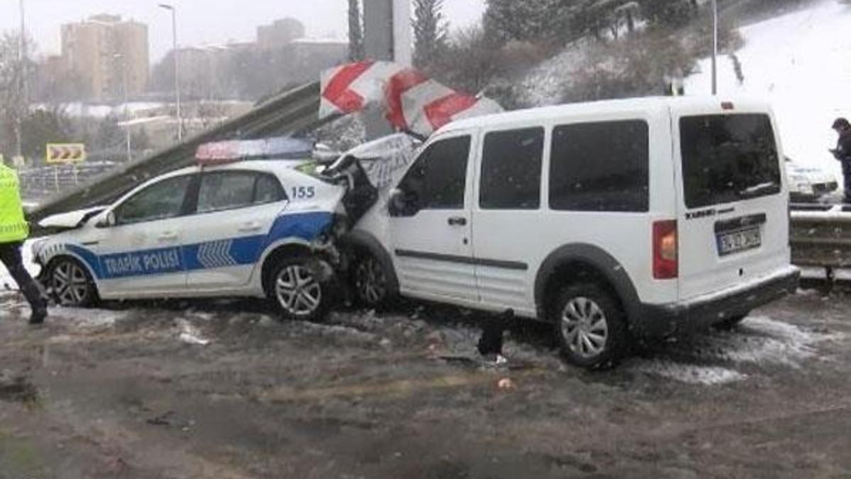FSM Köprüsü'nde kaza! Polis aracı bariyerlere sıkıştı