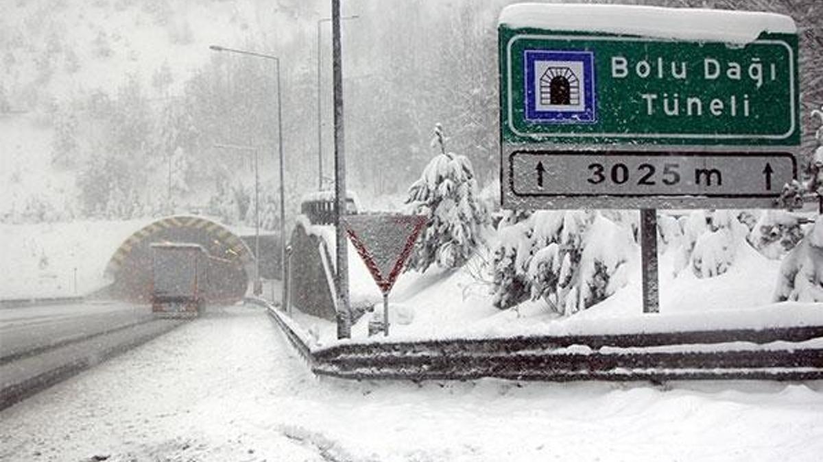 Anadolu Otoyolu'nun Bolu kesimi kar nedeniyle ulaşıma kapandı