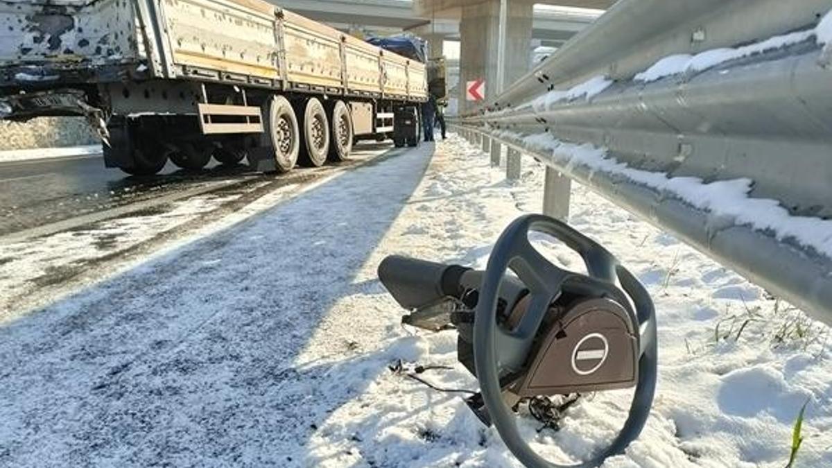 Kocaeli'de turistleri taşıyan midibüs tıra çarptı! Çok sayıda yaralı var