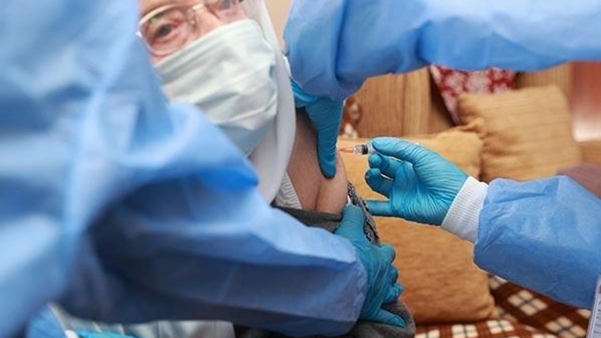 90 yaş üzeri vatandaşların evlerinde aşılanmasına başlandı