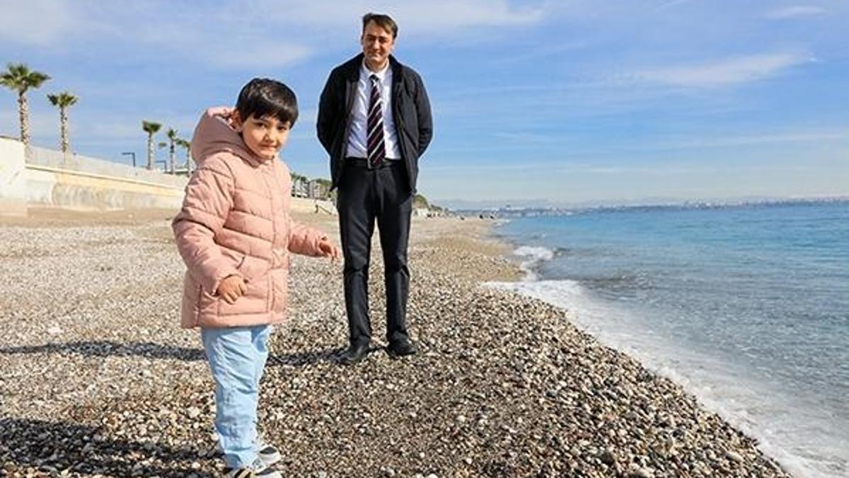 Özge, yeni proteziyle çok sevdiği sahilde yürüdü