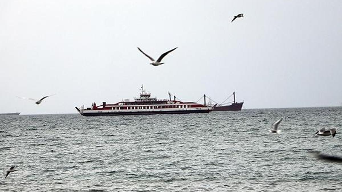 Tekirdağ'da fırtına! Eğitim uçuşları iptal edildi, feribot seferleri aksadı