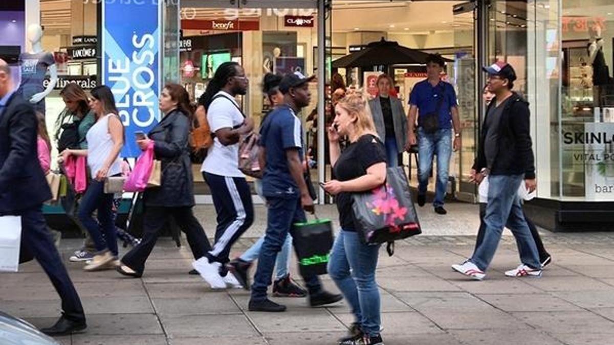 Boohoo, Debenhams'ı satın aldı! Binlerce kişi işten çıkarılacak