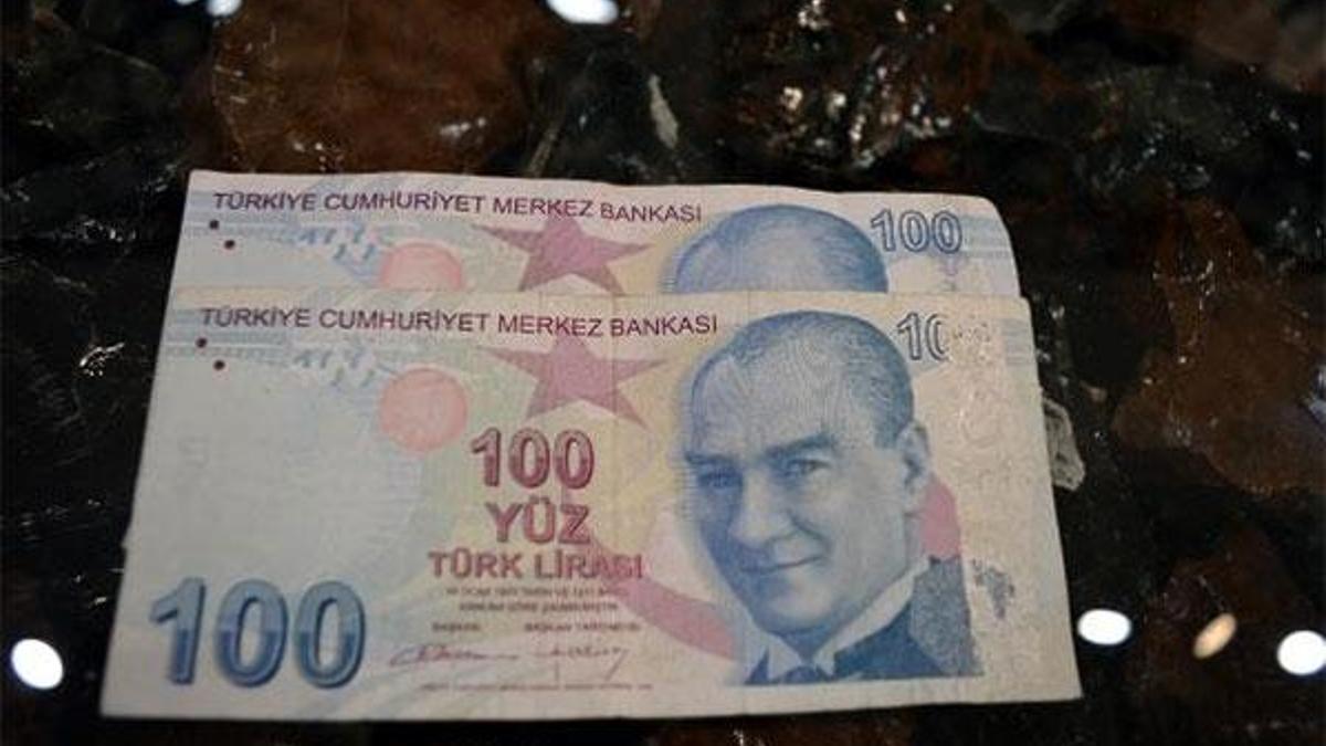 Cebinde servet taşıyor! 100 TL için 100 bin lira istiyor