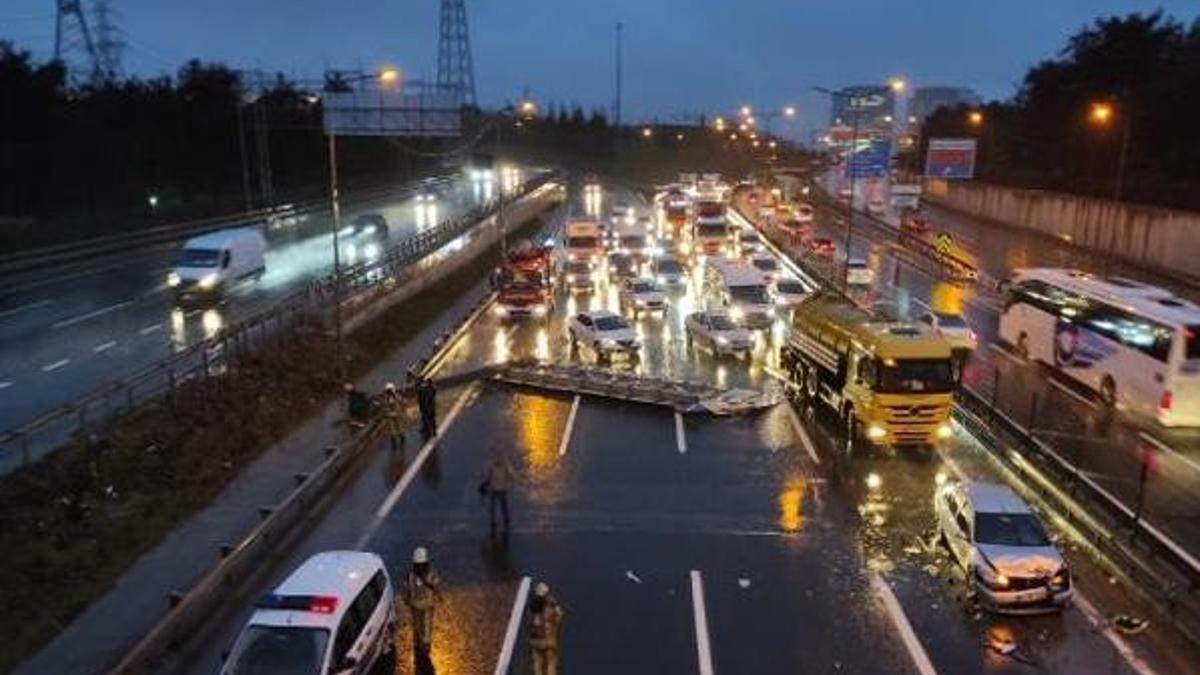 İstanbul'da yön tabelası devrildi! Kaza oldu, trafik kilitlendi