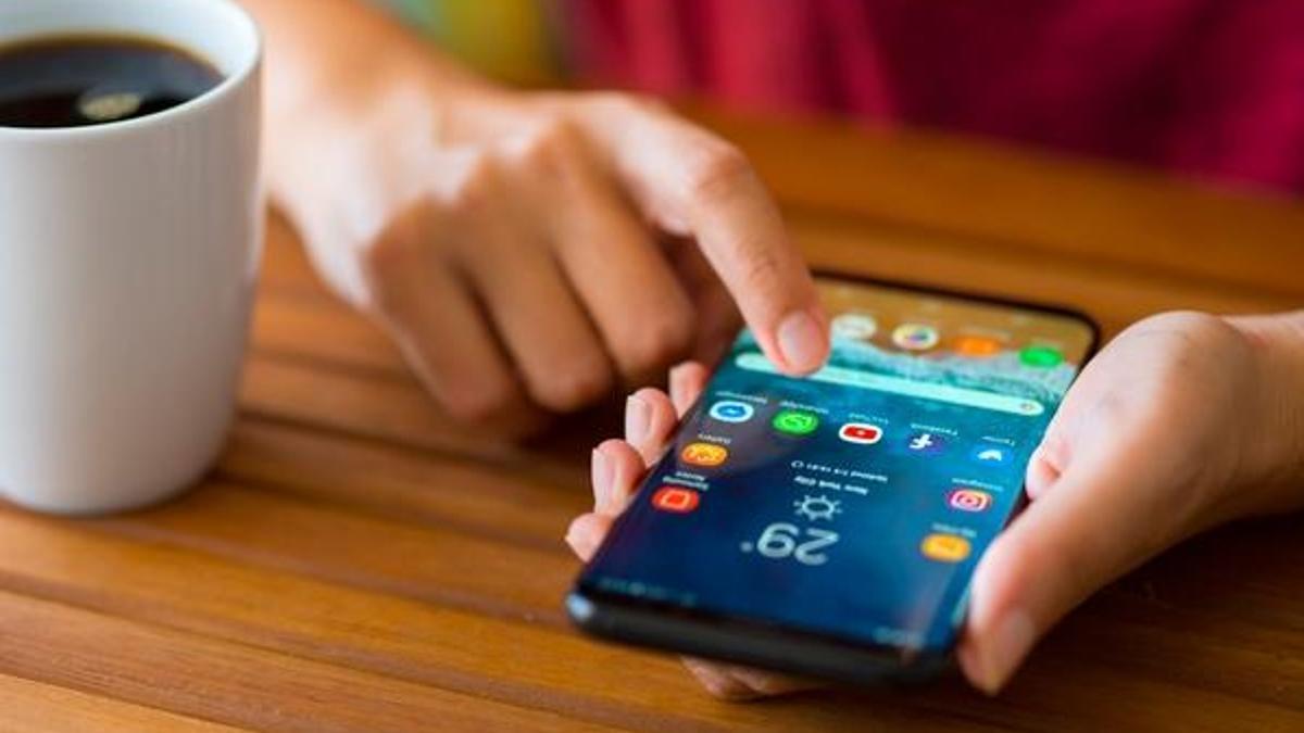 Cep telefonuna indirilen uygulamalar can yakabilir!