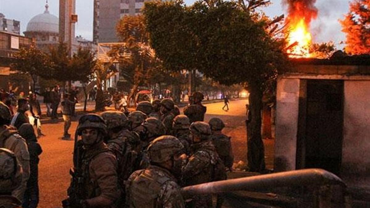 Lübnan'da büyük kaos! Gösterilerde el bombası attılar