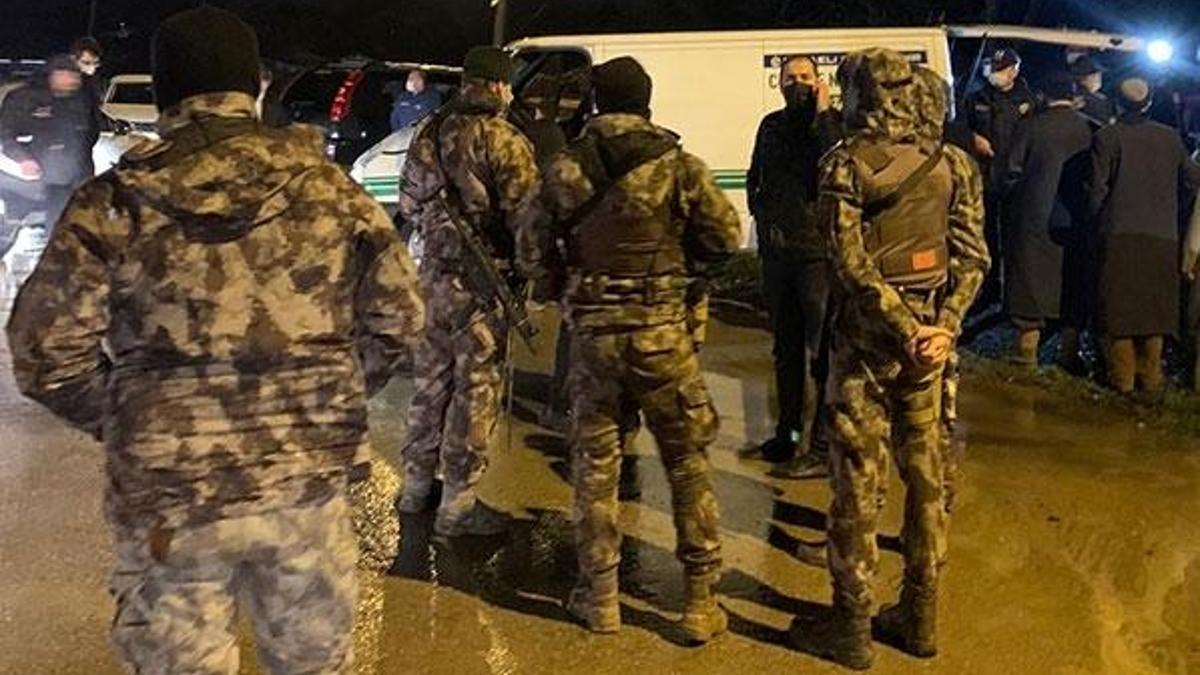 Cemaat liderinin mezardan cenazesinin taşınmasında arbede!