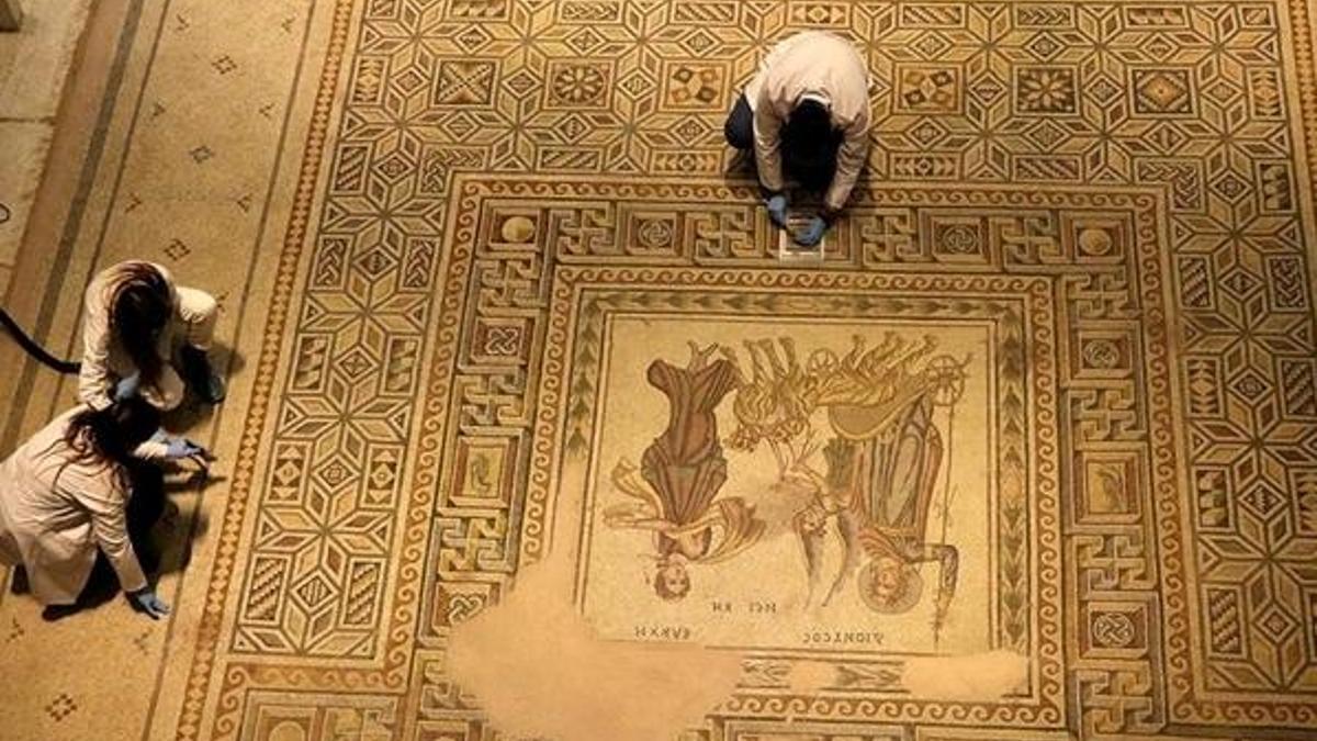 Zeugma Mozaik Müzesi'ndeki eserler, "cerrah" hassasiyetiyle temizlenerek geleceğe aktarılıyor