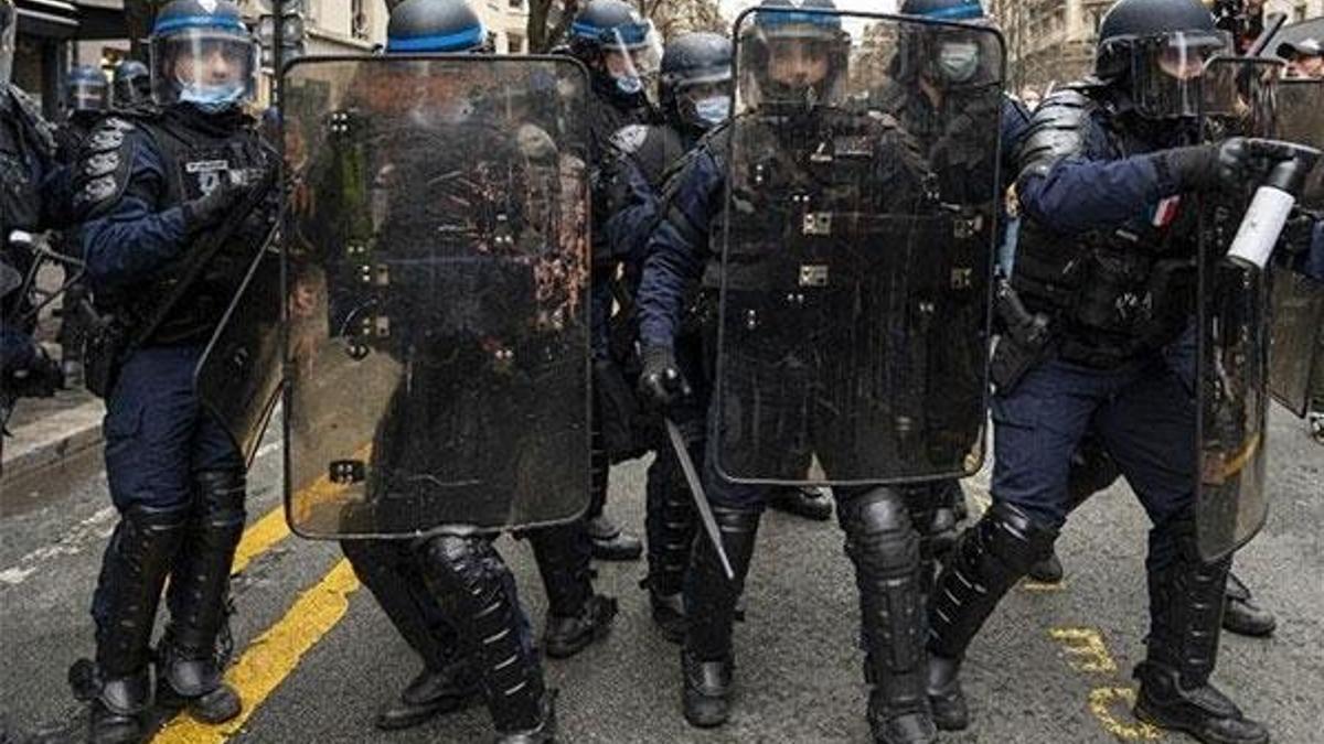 Avrupa ülkesi karıştı! Binlerce kişi sokaklara döküldü