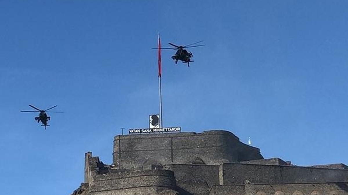 Atak helikopterleri ile Kars Kalesi'nde gösteri