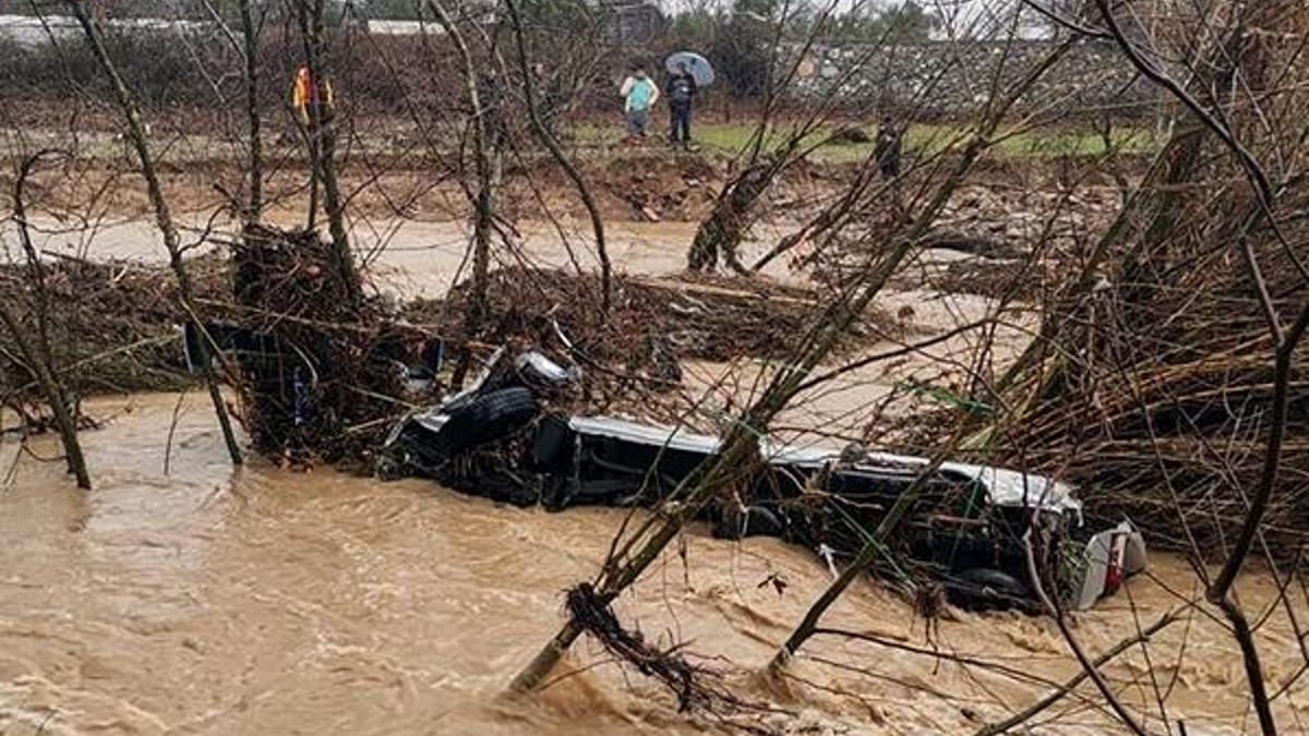 İzmir felaketi yaşıyor! Uyarılar peş peşe geldi: 2 kişi hayatını kaybetti...