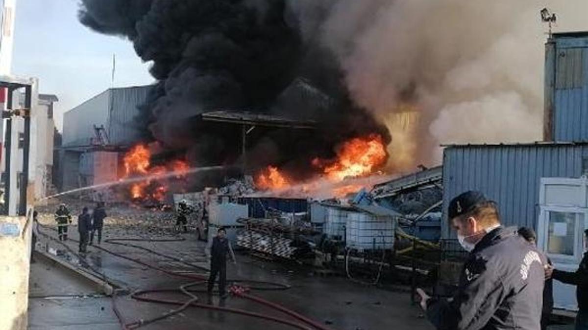 Kocaeli'de geri dönüşüm fabrikasında yangın!