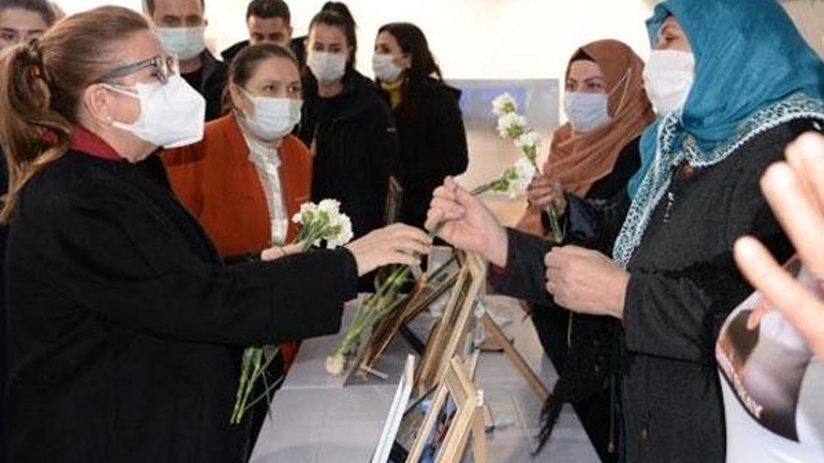 Bakan Pekcan Diyarbakır annelerini ziyaret etti