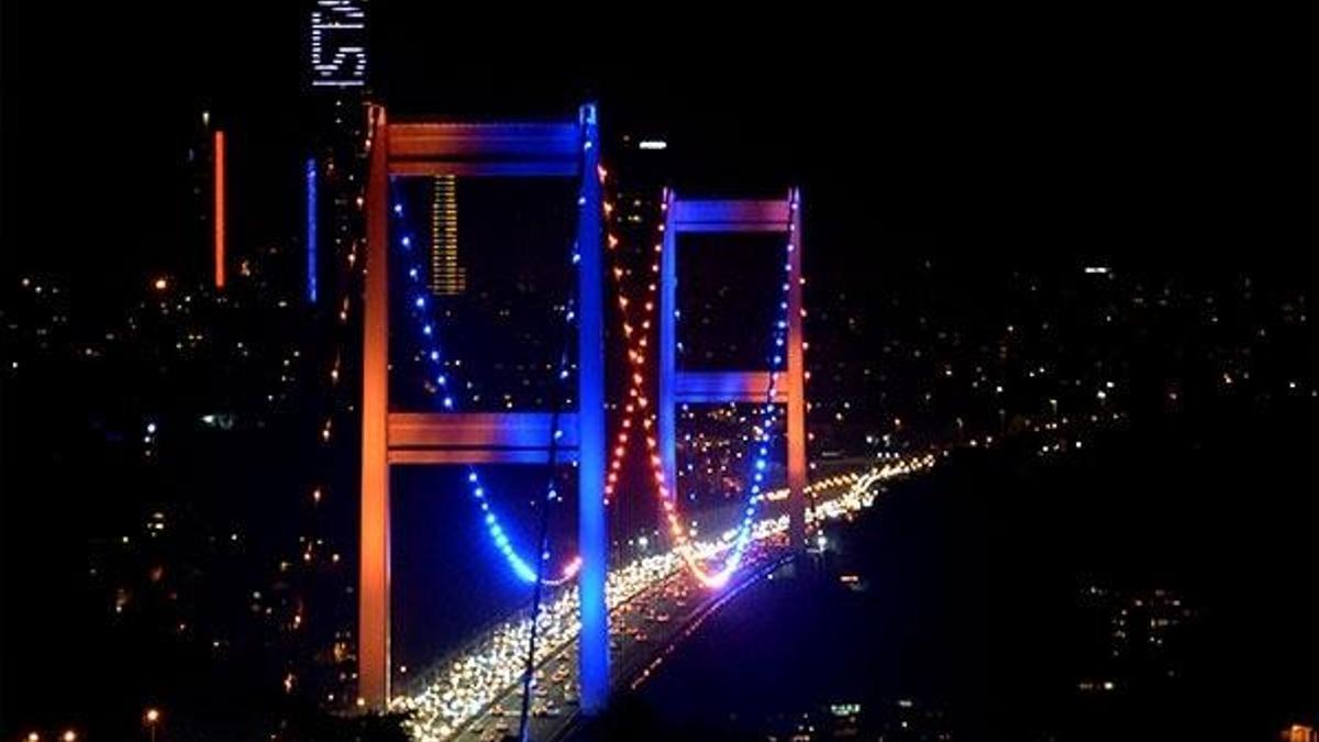 Fatih Sultan Mehmet Köprüsü mavi ve turuncu renge büründü