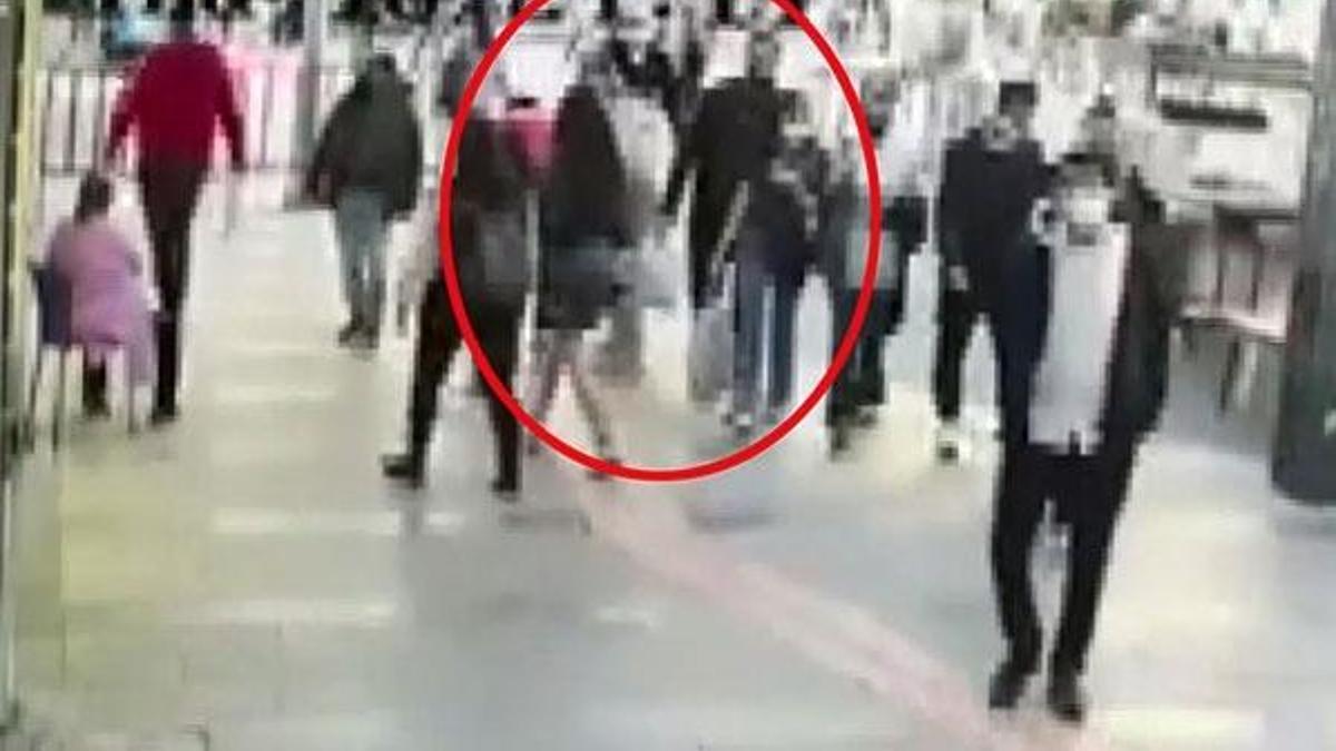 Sokak ortasında rezalet! Eşi ve çocuğuyla yürüyen kadına...