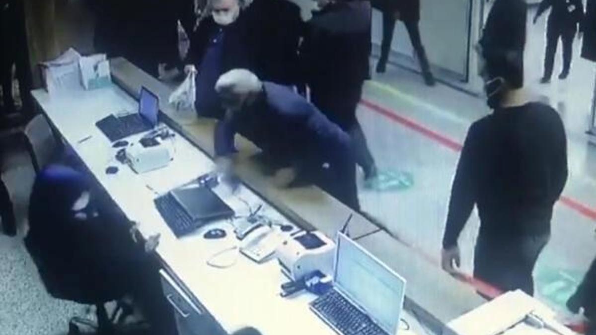 Hastanede korona dehşeti! 1'i hemşire 3 sağlık personeli yaralandı