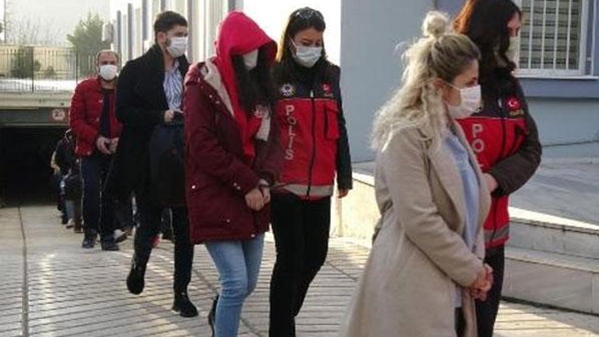 Kolay para kazanma vaadiyle 98 erkeği kandırdılar!