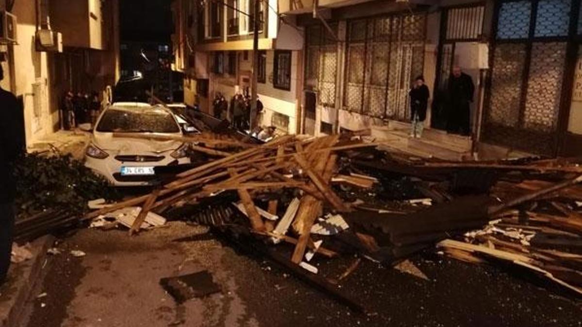 Meteoroloji uyarmıştı! İstanbul'da beklenen fırtına başladı