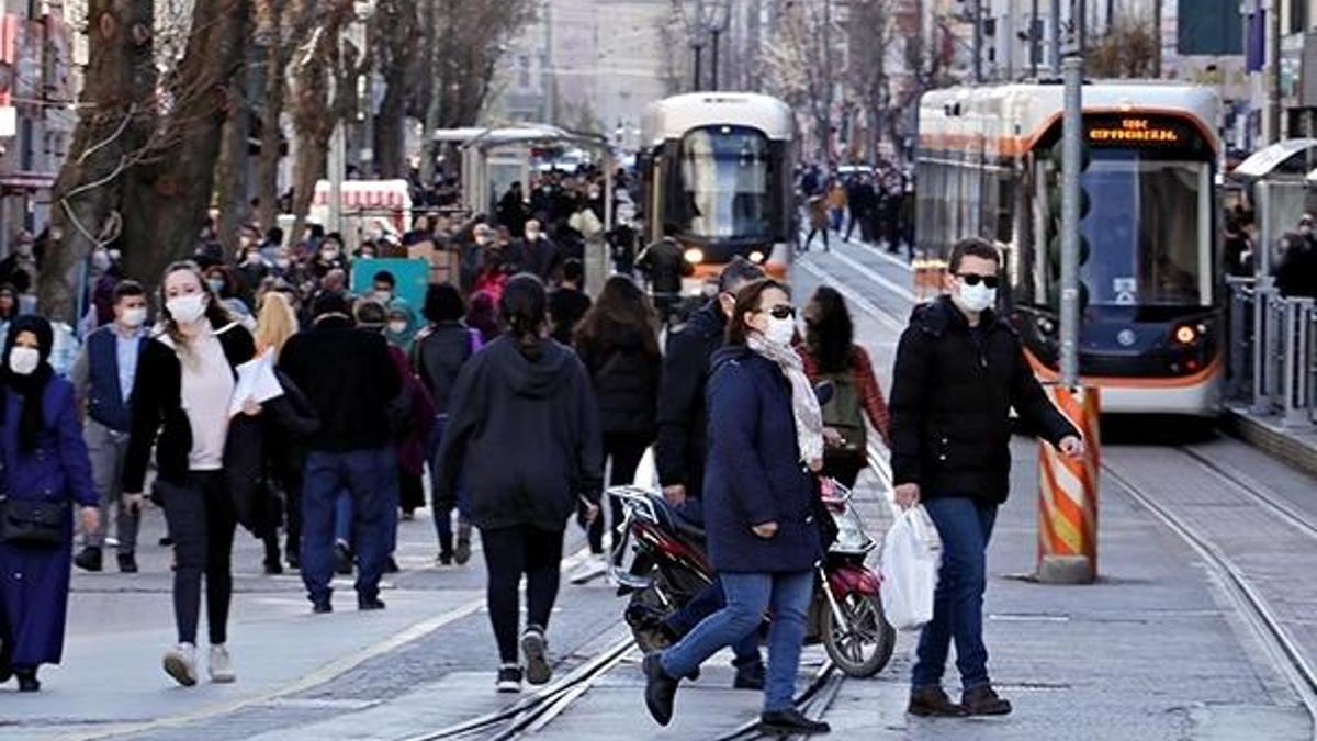 Mutasyonlu virüs görülen Eskişehir'de korkutan kalabalık