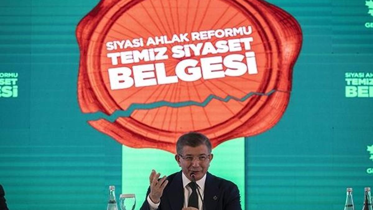 Davutoğlu, hazırladıkları 'Temiz Siyaset Belgesi'ni tanıttı