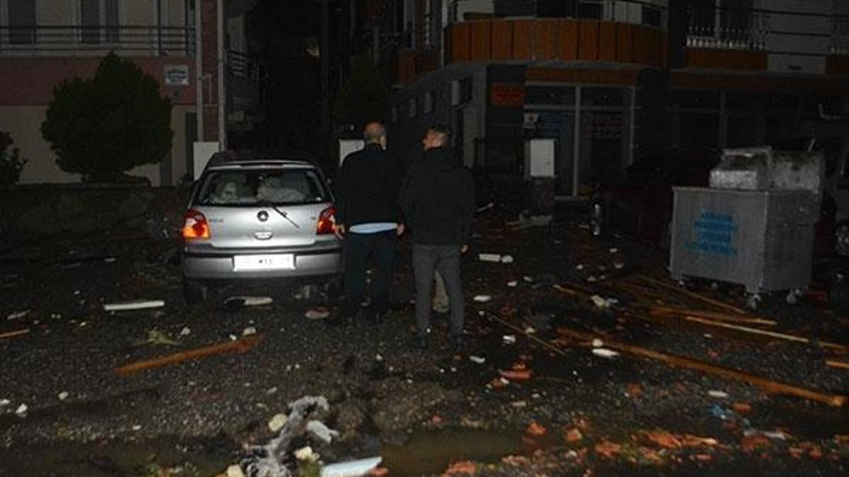 Ayvalık ve Çeşme'de hortum paniği! Yaralılar var