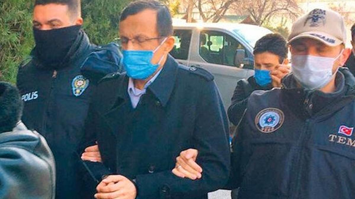Rütbesini FETÖ elebaşının taktığı generalin apoletleri söküldü