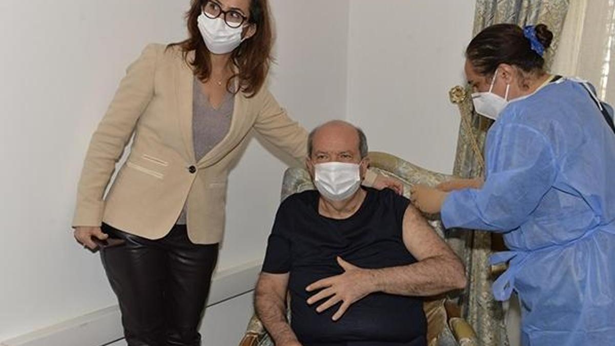 KKTC'de Cumhurbaşkanı Tatar ve Başbakan Saner, ikinci doz aşılarını oldu