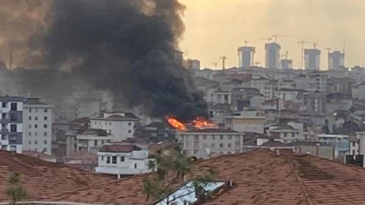 Ümraniye'de binanın çatısı alev alev yandı!