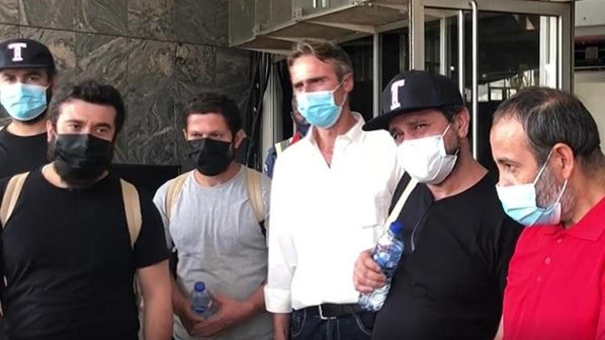 Serbest bırakılan 15 Türk gemicinin 6'sı büyükelçiliğe getirildi