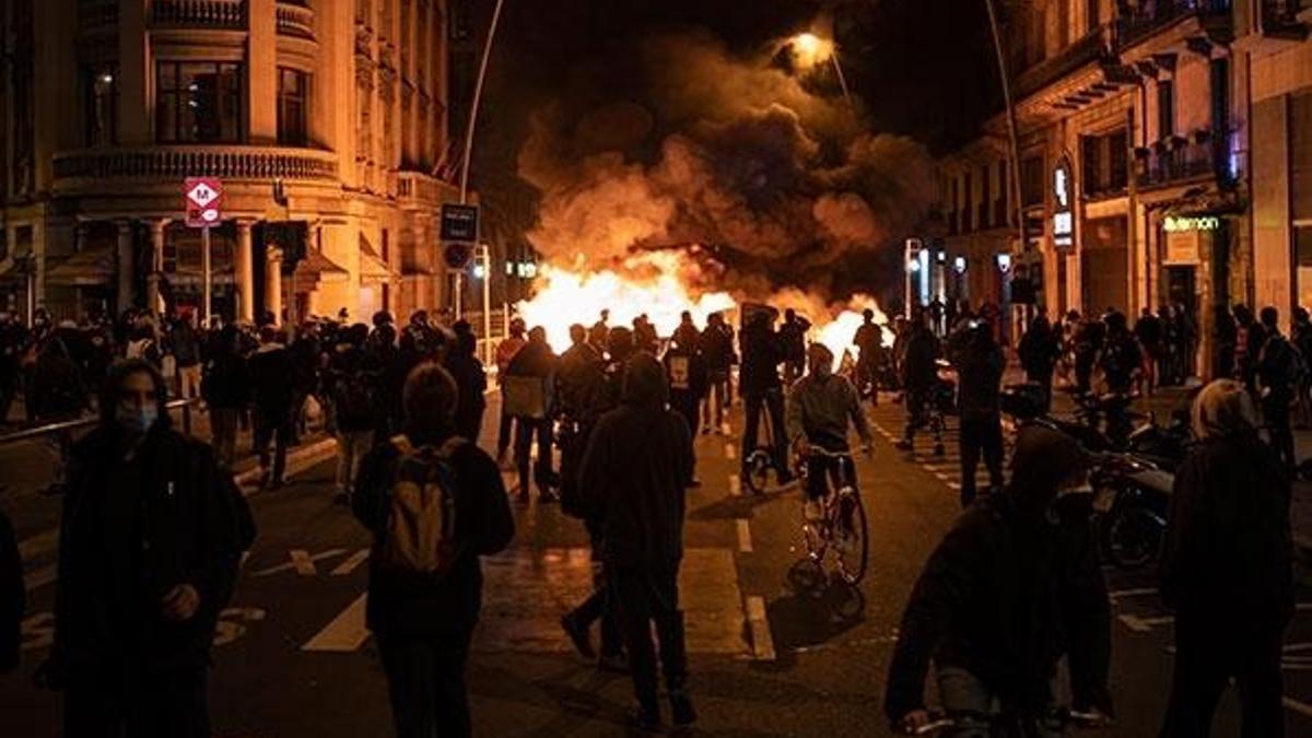 İspanya'da ortalık savaş alanına döndü! Her yeri yakıp yıktılar