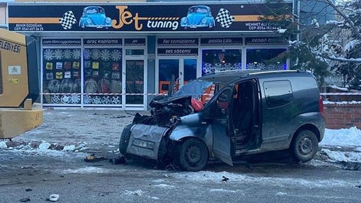 İş makinesine çarpan aracın şoförü hayatını kaybetti
