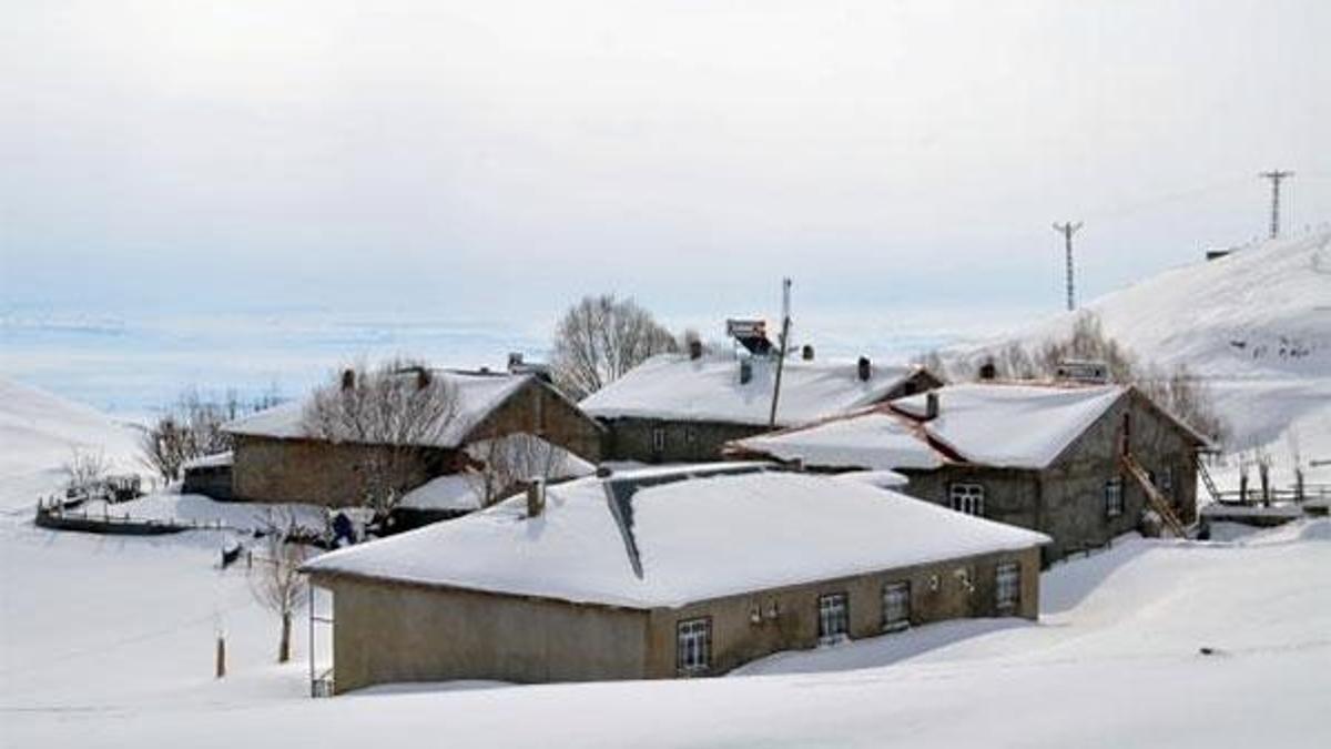 Şaşırtan görüntü! 1800 rakımdaki evler kara gömüldü