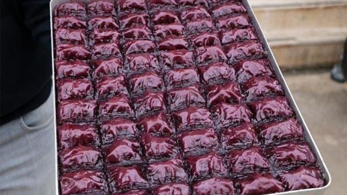 'Mor baklava' üretti, siparişlere yetişemiyor