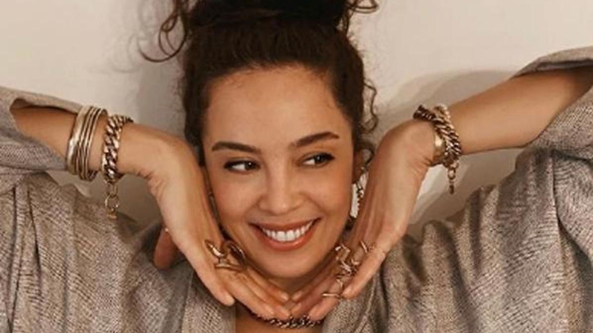 Azra Akın'dan aşk paylaşımı