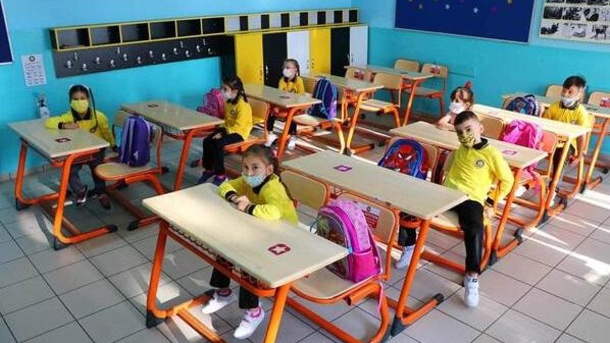 Pazartesi okullar açılıyor mu? 1 Mart’ta tüm Türkiye’de sınıflar açılacak mı, hangi sınıflar yüz yüze eğitime başlayacak?