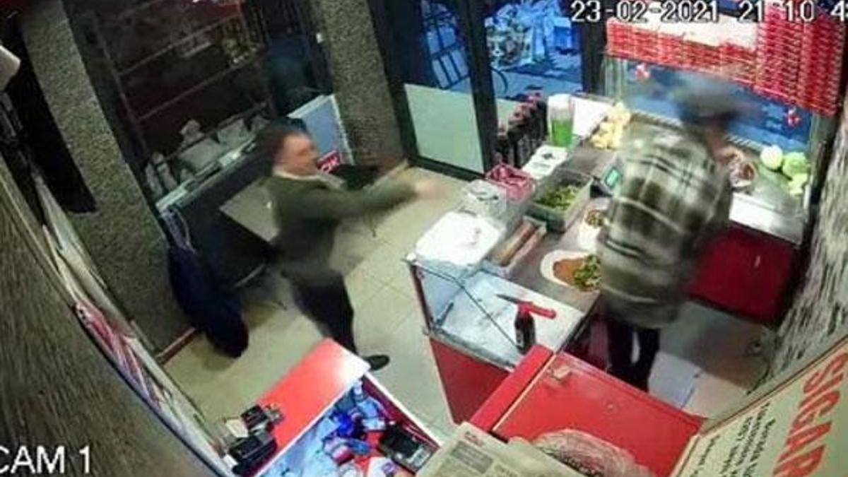 Çiğ köfte 'acılı' diye çalışana saldırdı!