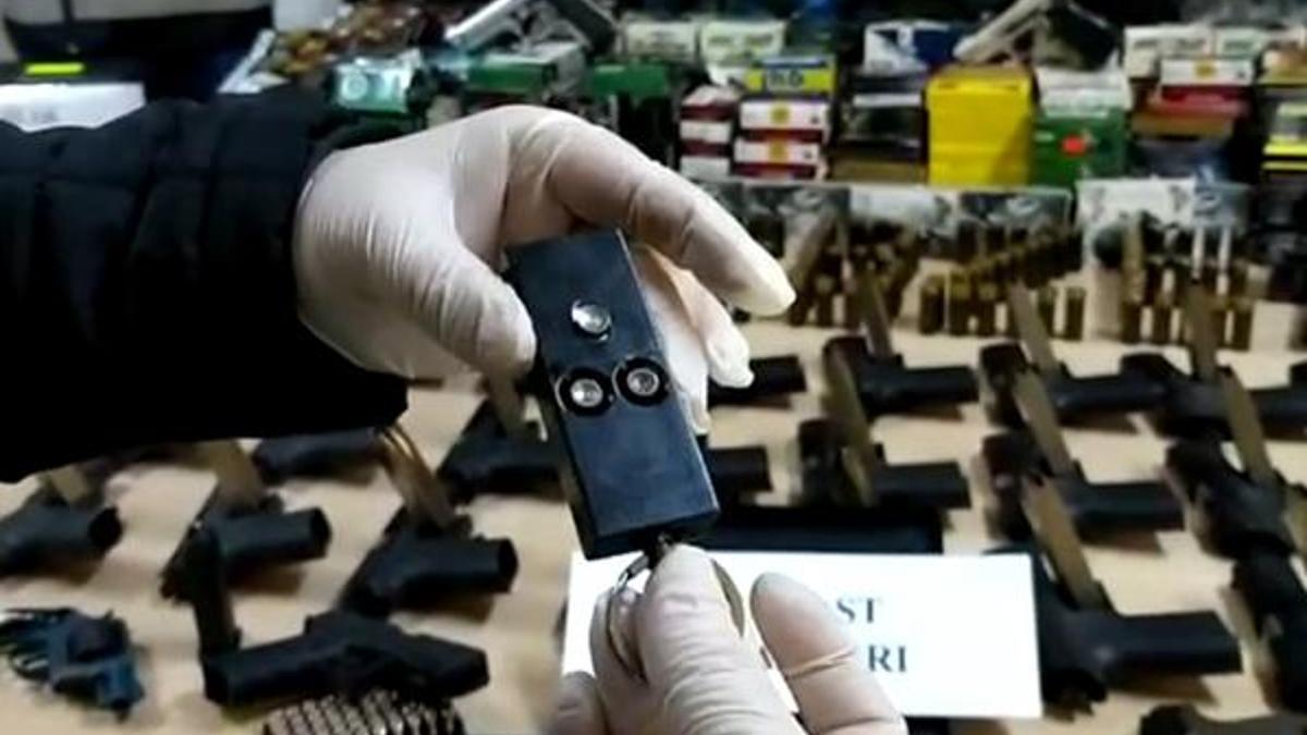 Kalem ve anahtarlık görünümlü suikast silahları ele geçirildi
