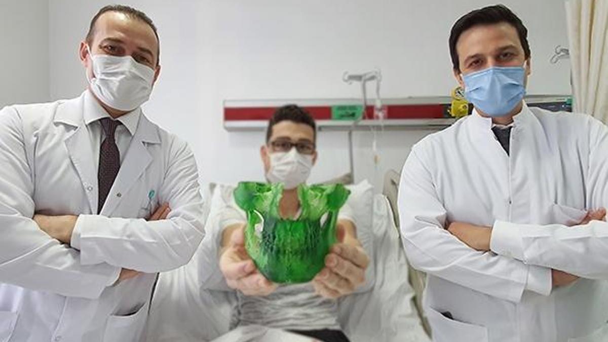 Yüzündeki dev tümörden 'sanal ameliyat' ile kurtuldu