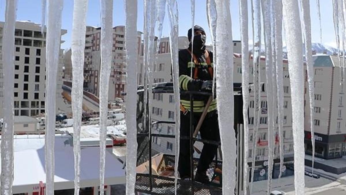 İtfaiyecilerin metrelerce yükseklikte 'buz' mesaisi