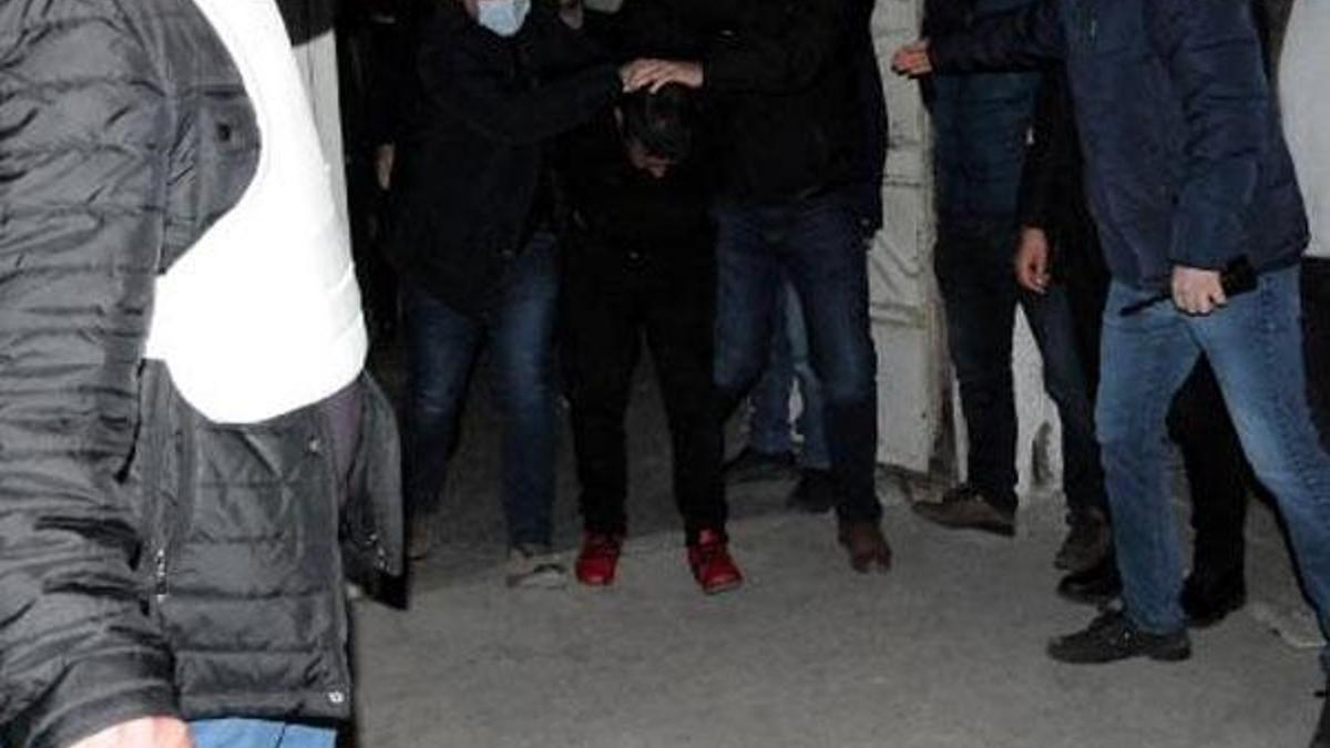 'Kırmızı ayakkabılı katil', saklandığı evde yakalandı