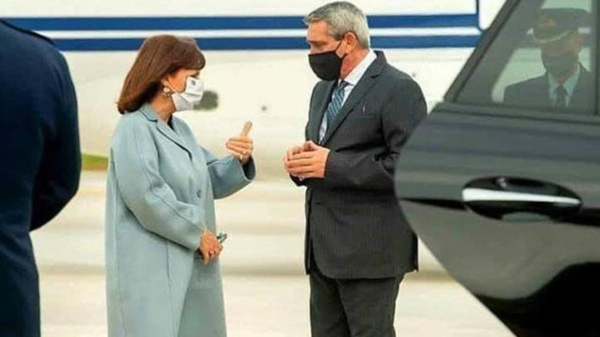 Yunanistan Cumhurbaşkanı'na ayakkabı tepkisi! Alay konusu oldu