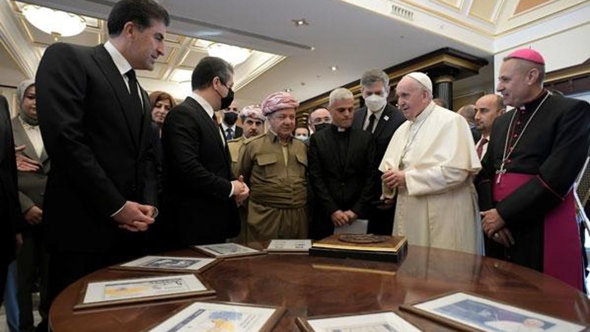 Tarihi Papa ziyaretinde büyük skandal! Puldaki rezalet: Büyük Kürdistan haritası...