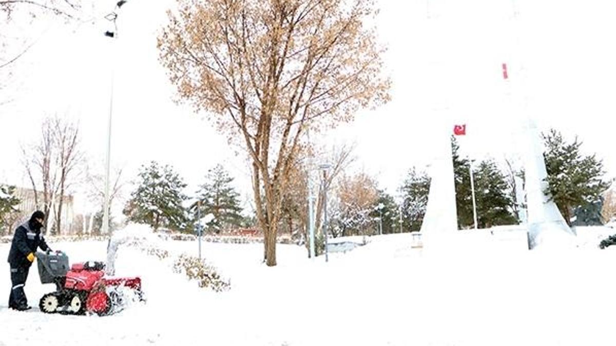 Erzurum ve Kars'ta bahar karı! Köy yolları ulaşıma kapandı